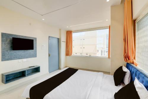 Postel nebo postele na pokoji v ubytování Hotel O Vemulawada Temple Formerly Kamakshi Bliss