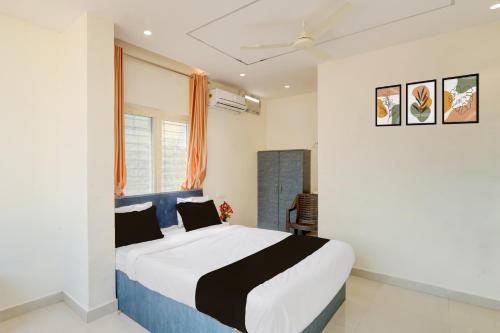 Postel nebo postele na pokoji v ubytování Hotel O Vemulawada Temple Formerly Kamakshi Bliss