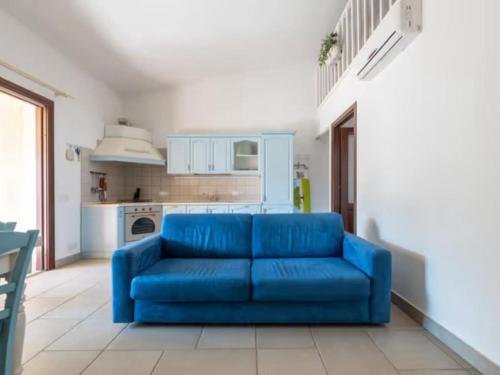 Apartment Casa Elena by Interhome في فيلاسيميوس: أريكة زرقاء في غرفة المعيشة مع مطبخ