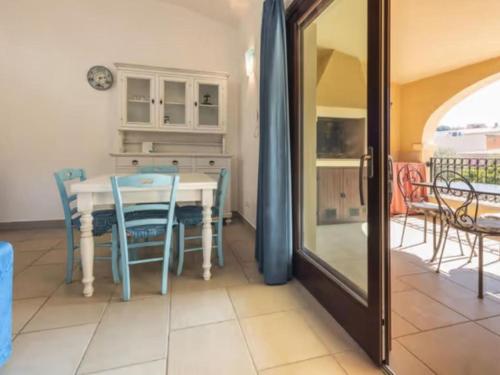 Apartment Casa Elena by Interhome في فيلاسيميوس: غرفة طعام بها طاولة وكراسي