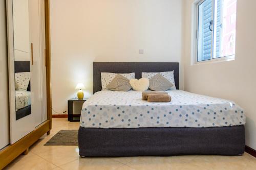 Ліжко або ліжка в номері Mindelo Dias