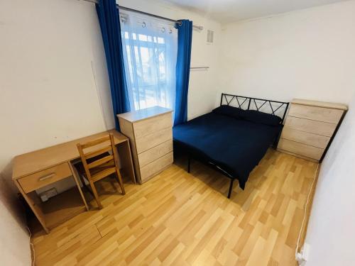 Кровать или кровати в номере West London & East Acton - Budget Bright Double Rooms with Quick Central London connection & Direct to Heathrow Airport