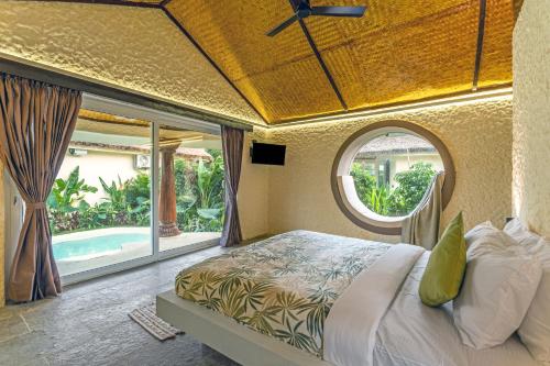 En eller flere senge i et værelse på ELIVAAS Mallai Pet-friendly Suites with Lush Lawn, Plunge Pool and Sit-Outs