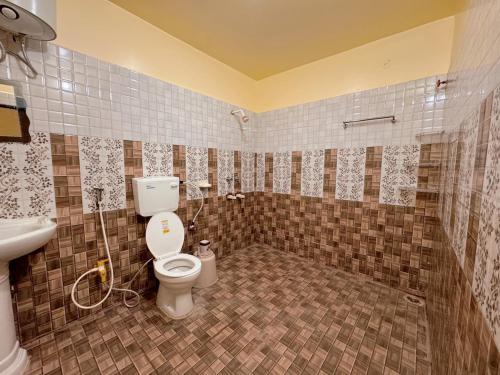 een badkamer met toilet en wastafel bij Studio 404 Sin City Suite in Deoghar