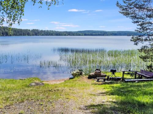 un tavolo da picnic con sedie accanto a un lago di Holiday Home D daalia by Interhome a Kalmari