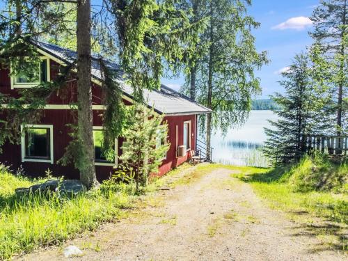 una casa rossa sulla riva di un lago di Holiday Home D daalia by Interhome a Kalmari