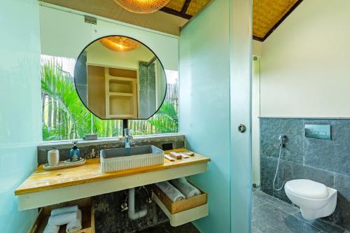 Et badeværelse på ELIVAAS Mallai Pet-friendly Suites with Lush Lawn, Plunge Pool and Sit-Outs