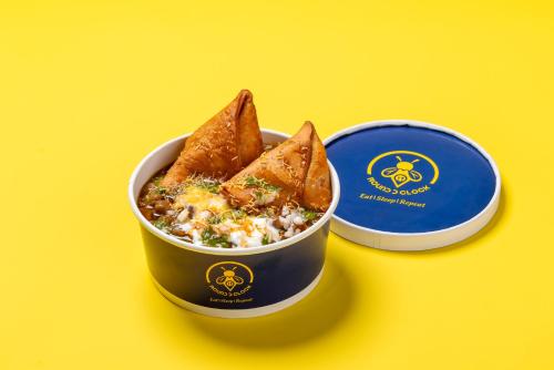 een bakje met eten, pitabrood en een kom soep bij Round D Clock, IGI Airport in New Delhi