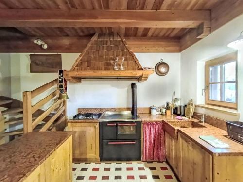 Nhà bếp/bếp nhỏ tại Chalet Maset Pozzati by Interhome