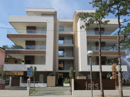 een appartementencomplex met veel ramen bij Apartment Iris Suite-5 by Interhome in Bibione