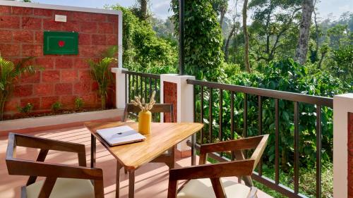 Balkón nebo terasa v ubytování Nila by Raho - Secluded Villa with Estate View