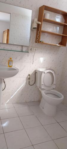 Le Ganalé في Warang: حمام مع مرحاض ومغسلة