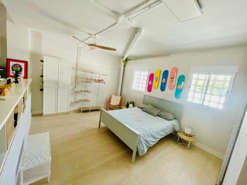 un dormitorio con una cama en una habitación en The happy garage at the beach, en La Cala de Mijas
