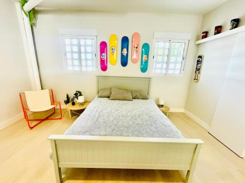 Ένα ή περισσότερα κρεβάτια σε δωμάτιο στο The happy garage at the beach