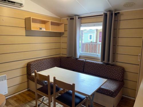 Χώρος καθιστικού στο Bungalow camping la Berge fleurie