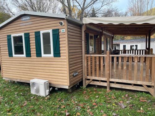 Το κτήριο όπου στεγάζεται  το κάμπινγκ