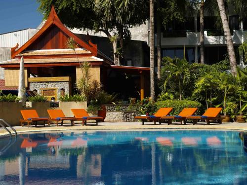 Bazén v ubytování Safari Beach Hotel Patong nebo v jeho okolí
