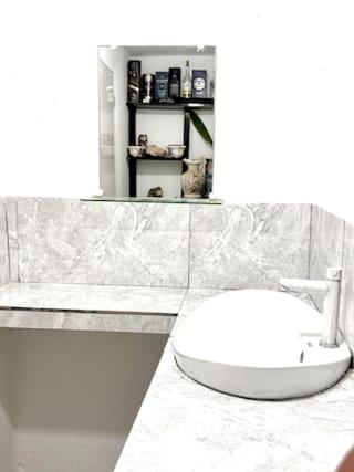 Un baño con un inodoro blanco en una habitación. en Dulce home, en San Juan