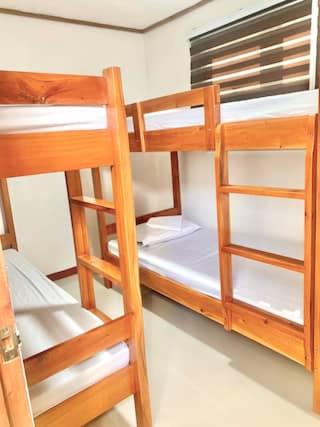 Litera con 2 literas en una habitación en Dulce home, en San Juan