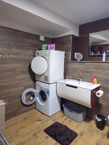 Un baño con lavadora y lavabo. en Monteurwohnung Ferienwohnung, en Velbert