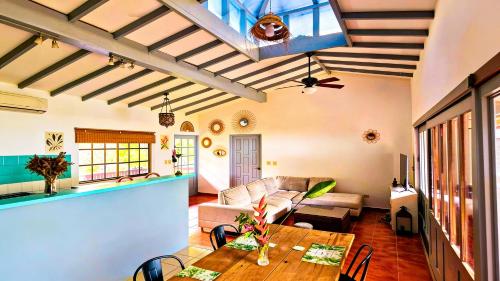 Χώρος καθιστικού στο Villa Solazur