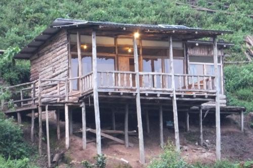 El edificio en el que está el complejo de cabañas