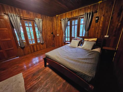 Postel nebo postele na pokoji v ubytování Koh Ngai Camping Restaurant @ Bar