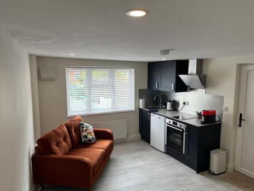 a living room with a couch and a kitchen at River Studio Sleeps 2 with Parking & Dog Friendly in Southampton