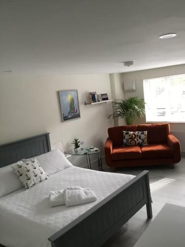 a bedroom with a bed and a couch at River Studio Sleeps 2 with Parking & Dog Friendly in Southampton