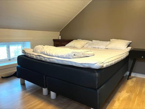 Ένα ή περισσότερα κρεβάτια σε δωμάτιο στο Newly built house near the sea & beach SE09166