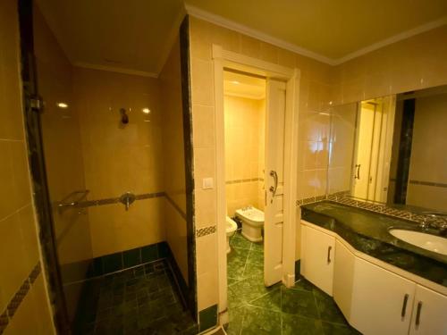 Koupelna v ubytování Luxury Sea View Apartment in Four Seasons Alexandria