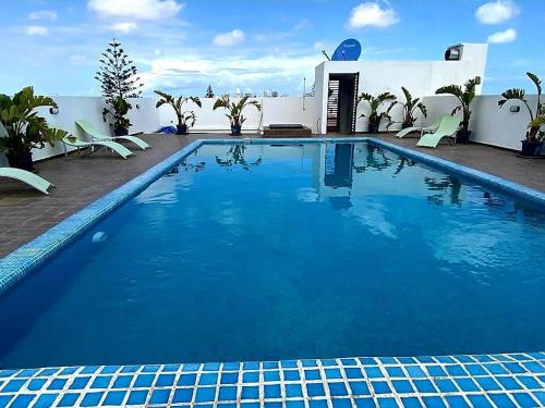 Swimmingpoolen hos eller tæt på Cozy private jacuzzi spa apartment