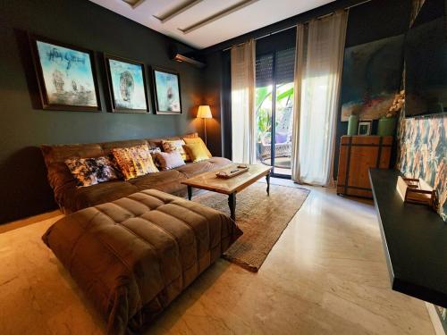 En eller flere senge i et værelse på Cozy private jacuzzi spa apartment