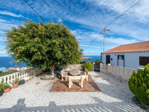 a patio with a table and a tree at Live La Palma Lomo La Crucita in Lomo Machín