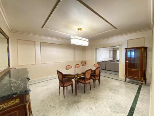 Posezení v ubytování Luxury Sea View Apartment in Four Seasons Alexandria