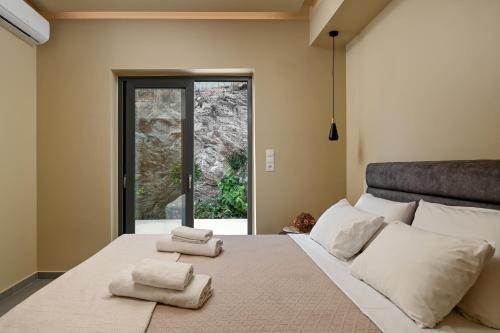 En eller flere senge i et værelse på Mitos Ultimate Escape Villas