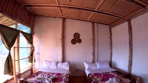 Una cama o camas en una habitación de Rubuguri community home