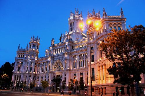 a lit up building with a street light in front at Buhardilla en Chueca, a pasos de Gran Vía in Madrid