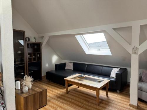 una sala de estar con un sofá y una mesa en Monteurwohung, Wohnung Möbliert, 55543 Bad Kreuznach, en Bad Kreuznach