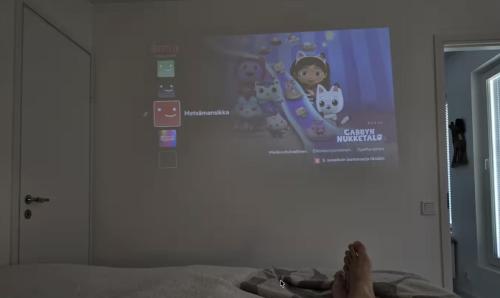 Μια τηλεόραση ή/και κέντρο ψυχαγωγίας στο Metsämansikan helmi I Free parking & Netflix I 5G