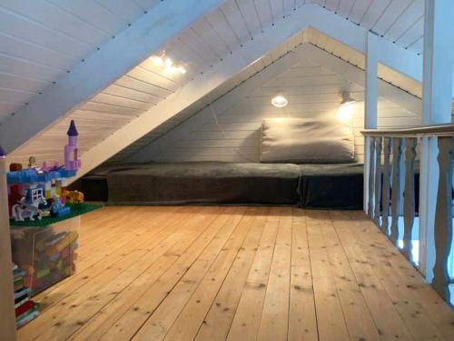 Cottage near the beach with guesthouse SE09165 في Sörtegen: غرفة بسرير في العلية