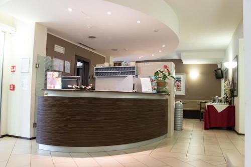 a bar in a restaurant with a counter at Hotel Fontanelle in Fratta Terme