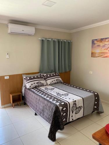 een slaapkamer met een bed in een kamer bij Suítes Concha do Sol in Maragogi