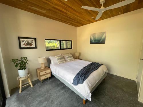 een slaapkamer met een bed en een plafondventilator bij Hafvilla Retreat in Margaret River Town