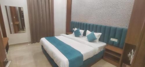 Una cama o camas en una habitación de Hotel R K LUXE