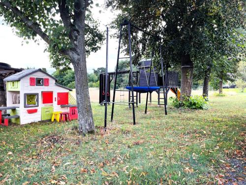 a playground with a swing and a play house at Zimmer & Ferienwohnung Steuer in Leippe