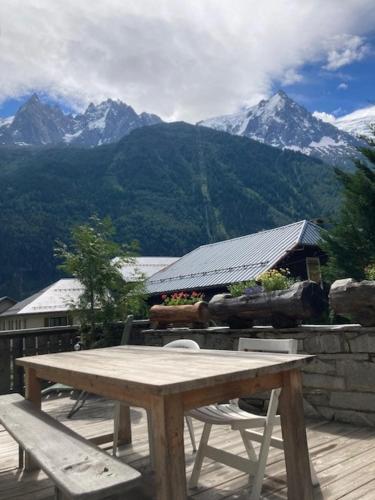 Spacious 2 bedroom apt with terrace Chamonix center