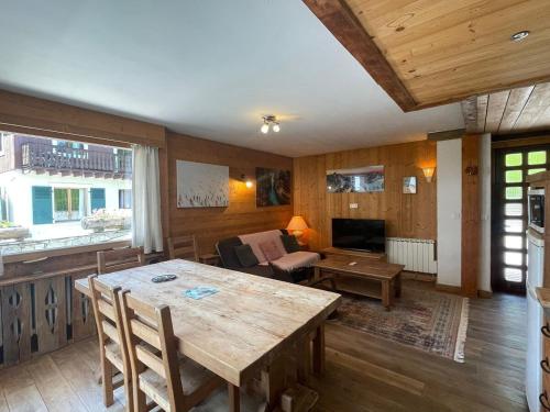 Spacious 2 bedroom apt with terrace Chamonix center