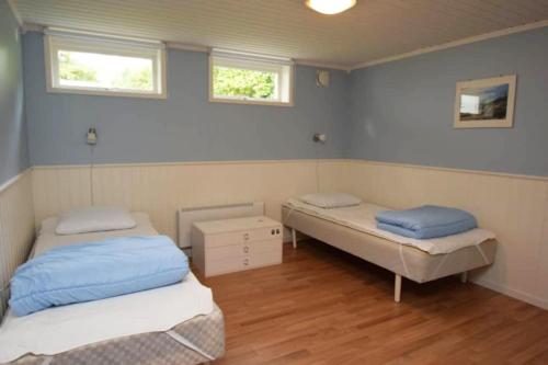 Ένα ή περισσότερα κρεβάτια σε δωμάτιο στο Spacious cottage in Svanesund near beach and grocery store SE09163