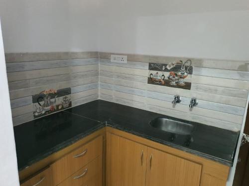 Η κουζίνα ή μικρή κουζίνα στο Srinivasa Grand